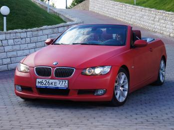 Красный кабриолет BMW 325